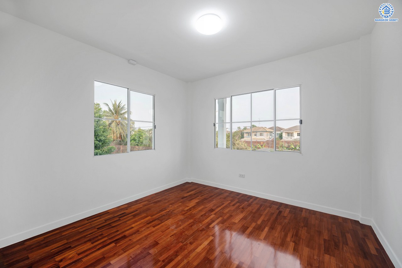 บ้านมือสองตกแต่งใหม่ โครงการ ชัยพฤกษ์ ติวานนท์-ราชพฤกษ์1 หลังมุม เนื้อที่ 68.4 ตร.ว. ฟังก์ชัน 3 ห้องนอน 2 ห้องน้ำ จอดรถได้ 2 คัน สภาพแวดล้อมดี บนทำเลศักยภาพ หน้าโครงการติดถนนใหญ่ เชื่อมต่อถนนราชพฤกษ์ ใกล้จุดขึ้นทางด่วน "ศรีสมาน" ใกล้ห้าง "เซ็นทรัล เวสต์เกต" และ "โรบินสัน ไลฟ์สไตล์ ศรีสมาน"...